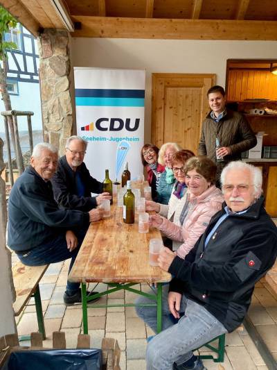 Besonders erfreulich war das groe Interesse an kommunalpolitischen Themen: Viele Besucherinnen und Besucher nutzten die Gelegenheit, sich mit den Vertreterinnen und Vertretern der CDU Seeheim-Jugenheim ber aktuelle Projekte und Anliegen in der Gemeinde auszutauschen.
