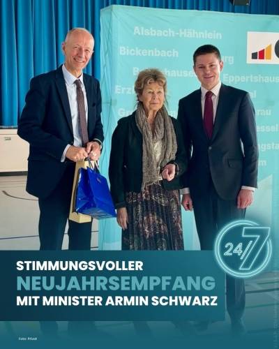 Max Panhans und Karin Neipp bedankten sich bei Kultusminister Armin Schwarz f�r seine Neujahrsansprache.