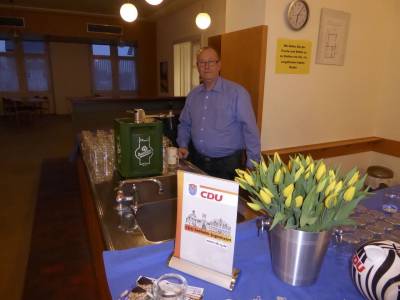 Marco Hesser, Mitglied des Kreisausschu, sorgte am Getrnkestand fr den flssigen Nachschub.