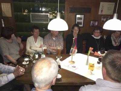 Eine sehr angeregte Diskussion ber die politische Situation in Deutschland folgte der Einleitung von Frau Mannes.