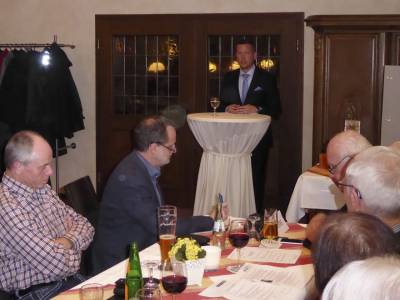 Danach stellte sich Alexander Kreissl ausfhrlich vor.