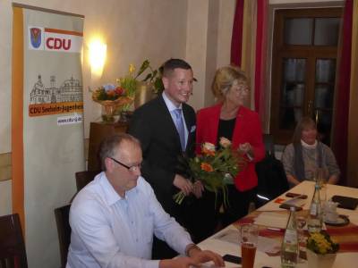 100% Zustimmung fr Alexander Kreissl sind ein berzeugendes Votum der Mitglieder. Karin Neipp gratulierte als erste.