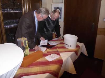 Die bewhrten Wahlhelfer Herbert Raff und Heiko Merz bei der Stimmenauszhlung.