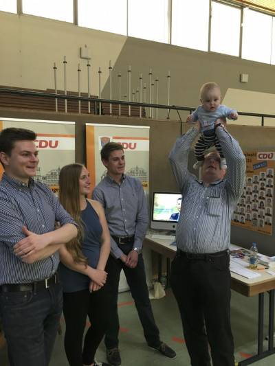 Der CDU Fraktionsvorsitzende Hannjo Nawrath brachte seinen Sohn Anton mit.