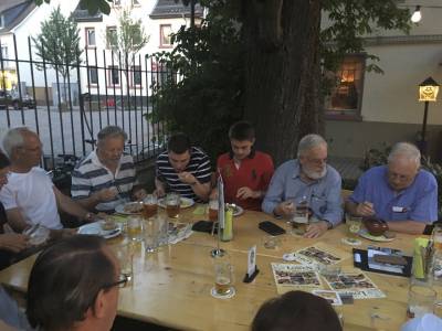 Bei Speis und Trank wurden einige rtliche Themen weiter diskutiert.