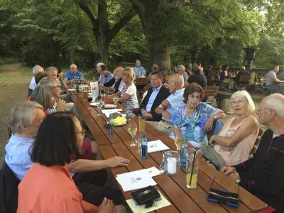 In groer Runde gab es viele angeregte Diskussionen und Gesprche mit Brgermeisterkandidat Alexander Kreissl.
