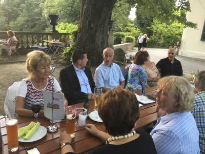 Brgermeisterkandidat Alexander Kreissl beim Stammtisch.