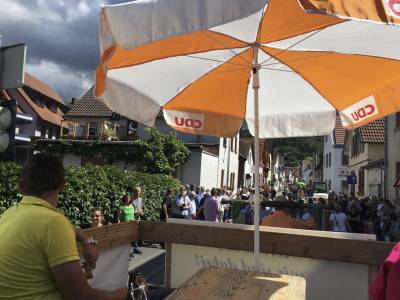 Die letzten Meter fhrten wie immer die Darmstdter Strasse hinauf und unsere Wurfware Gummibrchen reichten bis zum Schlu.