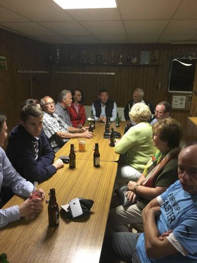 Zum Ausklang gings in die (nicht mehr genutzte) Kegelbahn im Brgerhaus zu einem Umtrunk. Zuvor war die Stabilisierung des Anbaus besichtigt worden.