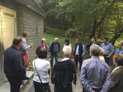 Die 20 Besucher informierten sich zum Abschlu ber Fragen der Sicherheit und Redundanz der Wasserversorgung.