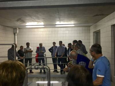 Herr Hollenbach erluterte sehr engagiert den Verlauf der Wasserbereitung.