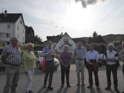 Treffpunkt in Balkhausen war der Parkplatz am Brgerhaus mit einer Einfhrung von Herrn Hollenbach.