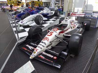 Rennfahrzeuge wie Formel 1 und Indycars drfen nicht fehlen.