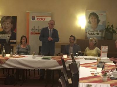 Dr. Dippel ging auf aktuelle Themen aus dem Regierungsprogramm ein.