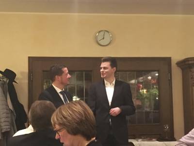 Lukas Panhans bedankt sich bei Alexander Kreissl fr die super Zusammenarbeit im Wahlkampf.