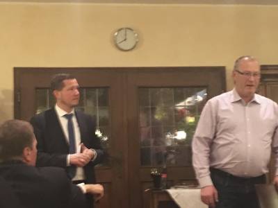 Kreisausschussmitglied Marco Hesser gratuliert und wei das Brgermeisteramt auch in Zukunft in guten Hnden.