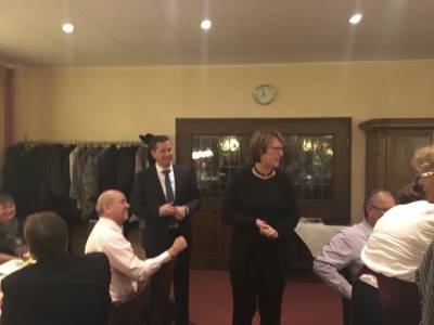 Karin Wolff, MdL freut sich mit dem Gewinner und lobt das groe Engagement des Kandidaten und der CDU vor Ort.