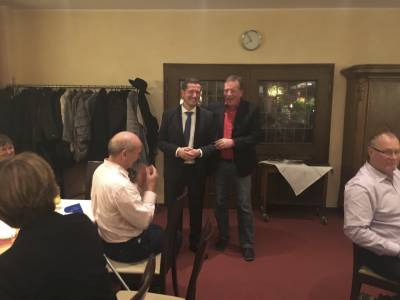 Olaf Khn gratuliert Alexander Kreissl und sagt ihm die volle Untersttzung bei der Amtsbergabe zu.