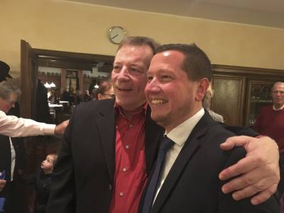 Brgemeister Olaf Khn freut sich ber den Wahlsieg von Alexander Kreissl.