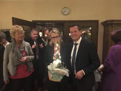 Karin Neipp hat ein weihnachtliches Prsent fr Stefanie Kreissl, die ihren Mann hervorragend im Wahlkampf untersttzt hat.