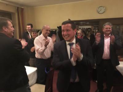 Standing Ovations fr Kreissl bei der Ankunft im Darmstdter Hof.