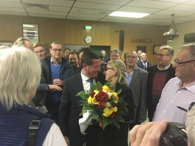 Die Freude ber den Wahlsieg ist gro bei Alexander Kreissl und Frau Stefanie.