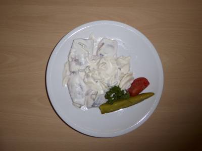 Die Heringsportion wie immer mit Gurke, Tomate und Petersilie verziert.