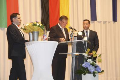 Olaf Khn las die Ernennungsurkunde von Alexander Kreissl vor.