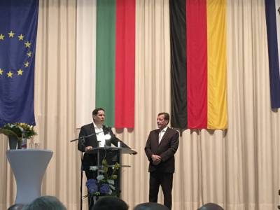 Danach wurde Olaf Khn vom Vorsitzenden der Gemeindevertretung Thorsten Leveringhaus aus dem Amt verabschiedet.