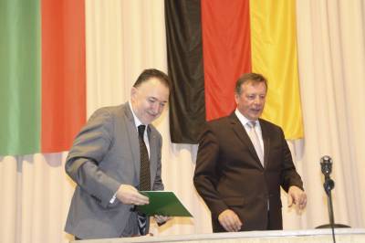 Zu Beginn unterzeichneten die Brgermeister Dr. E. Kabaivanov und Olaf Khn den Freundschaftsvertrag mit Karlovo (Bulgarien).