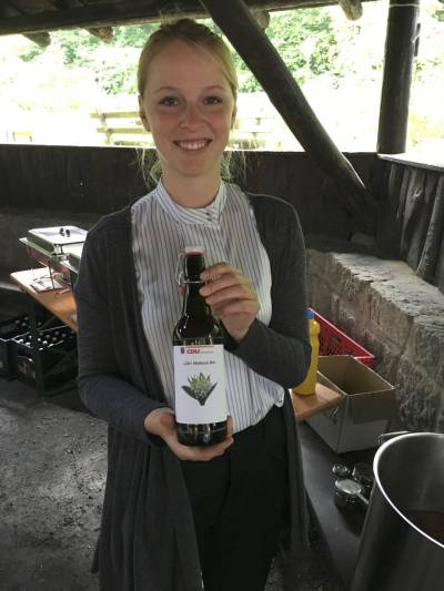 Lea prsentiert das Spezialbier, extra fr dieses Event gebraut.