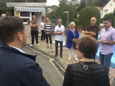 Diskutiert wurde die Mglichkeit einer Frderung durch das Landesprogramm Schwimmbder.