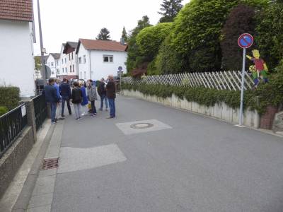 Die Zufahrt zum Schwimmbad ist erst seit dem Aufstellen des gegenber liegenden Parkverbots wieder praktikabel.
