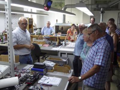 Ein Schwerpunkt sind Elektronikbauteile fr Modellbahnen, die Sound, Licht und Ruch steuern.