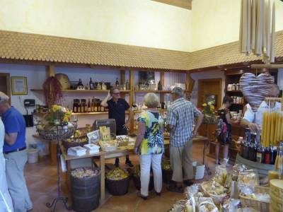 Peter Wagner erklrt detailliert, wie die Bienenzucht und Honiggewinnung heute betrieben wird.