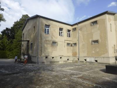 Von 1945 bis 1988 wurden hier unter unmenschlichen Umstnden Gefangene eingesperrt, gefgig gemacht und verhrt.