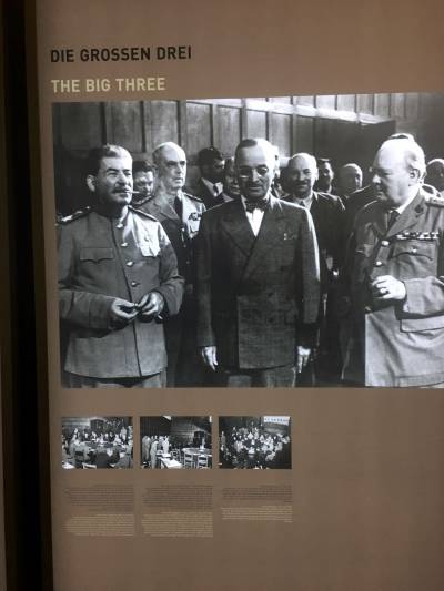 Die grossen Drei der Konferenz:
Stalin, Trumann und Churchill