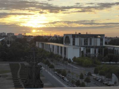 Dies war ein schner Abschluss eines sehr eindrucksvollen und informativen Besuchtags - hier der Blick nach Westen zum Kanzleramt.