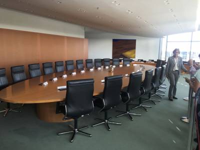 Im Sdflgel im 6. Stock tagt das Bundeskabinett an diesem ovalen Tisch.