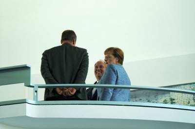 Aus dem 6. Stock hatten wir zufllig einen kurzen Blick auf die Kanzlerin und Kanzleramtsminister Helge Braun.