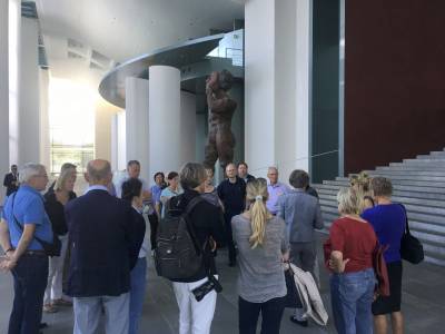 Fr reprsentative Empfnge dient das Treppenhaus, das von moderner Architektur und Kunst geprgt ist.