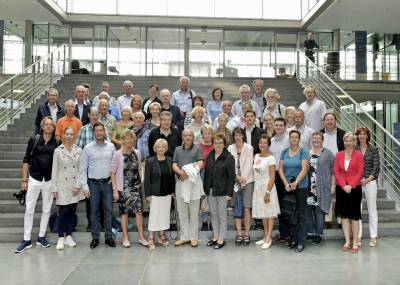 Nach einem interessanten und intensiven Dialog entstand das Gruppenbild auf der Treppe im Foyer.