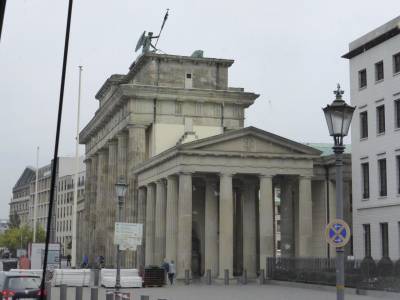Am Di. stand ein umfangreiches Programm an. Die Fahrt fhrte vorbei am Brandenburger Tor ...