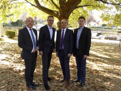 Abschlussfoto im Park: vlnr Gottfried Milde (Kreisvorsitzender), Dr. Carsten Linnemann (MdB), Lutz Khler (Landtagskandidat) und Max Panhans (Vorsitzender)