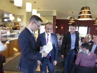 Khler und Panhans bedanken sich bei Linnemann mit einem Buchprsent.