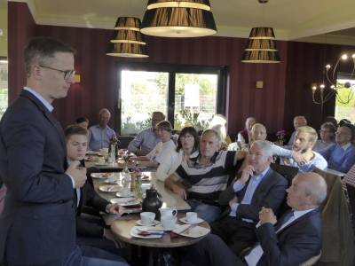 Abschaffung des SOLI, Senkung der Unternehmenssteuern (auch fr Personengesellschaften) sind seine Forderungen.
Ein weiteres Thema war die Altersvorsorge, wo die Diskussion um das Rentenniveau zu kurz greift.