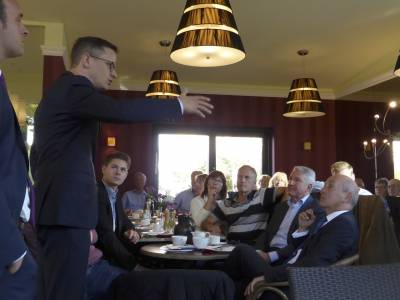 Als Vorsitzender der CDU-Mittelstandsvereinigung forderte er die Wiedereinfhrung des Meisters in einigen Branchen sowie Entbrokratisierung frs Handwerk. 