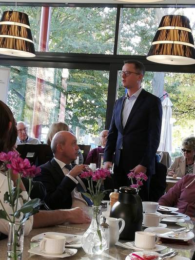 Am Beispiel der Eurokrise machte er klar, dass das Vertrauen in staatliche Instanzen abgenommen hat. Dem muss die Politik entgegen wirken, indem sie Ziele fr die Zukunft formuliert. 