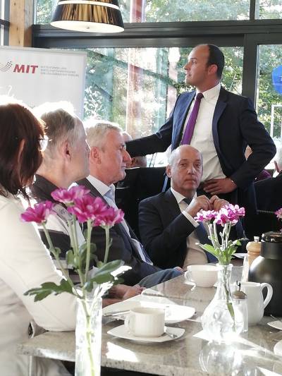 Er verdeutlichte auch die Problematik eines rot-rot-grnen Bndnisses im Land, das es zu verhindern gilt.