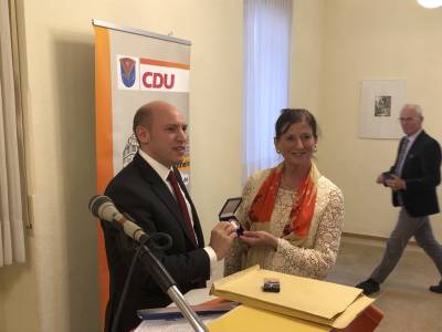 Der Generalsekretr der hessischen CDU Manfred Pentz verlieh die Alfred-Dregger-Medaille in Silber an Angelika Froede fr ihr 45 jhriges Engagement in Reinheim fr die CDU und in der Kommunalpolitik.